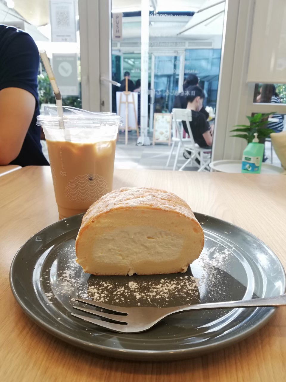 EST Bakery Cafe　北海道クリームロールケーキ